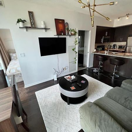 2-Bdrm And 1 Den 3 Bed Condo With 2 Bath - Walking Distance To Scotiabank Arena, Cn Tower, Union Station, Ripleys With Free Parking Toronto Exterior photo