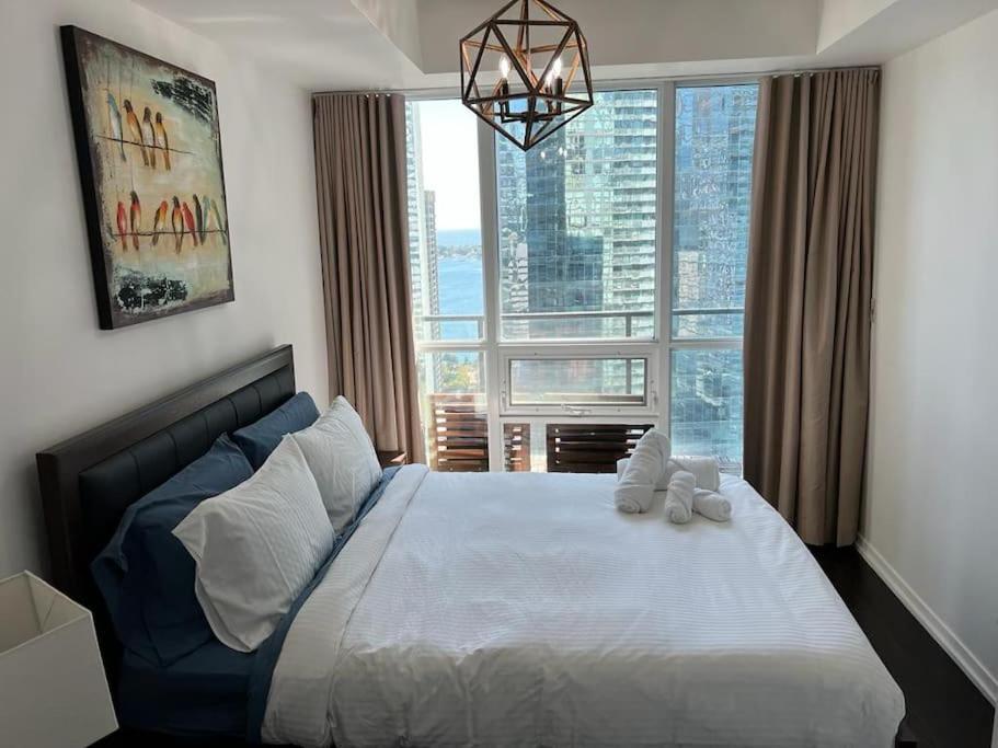 2-Bdrm And 1 Den 3 Bed Condo With 2 Bath - Walking Distance To Scotiabank Arena, Cn Tower, Union Station, Ripleys With Free Parking Toronto Exterior photo