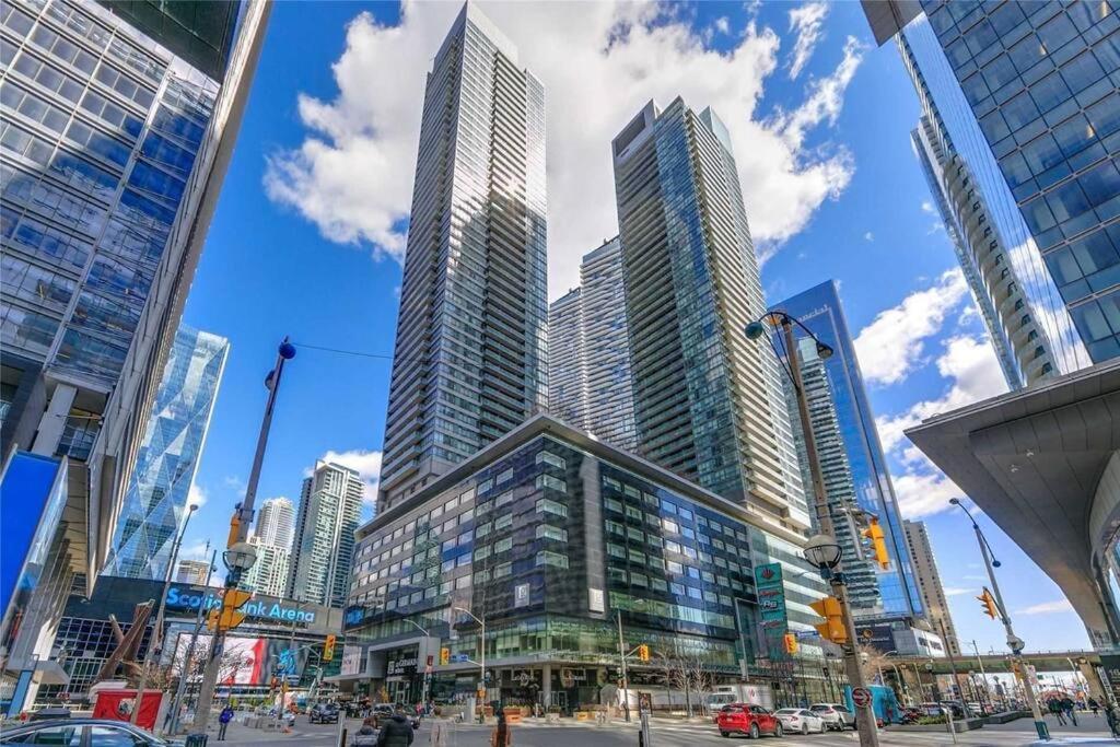 2-Bdrm And 1 Den 3 Bed Condo With 2 Bath - Walking Distance To Scotiabank Arena, Cn Tower, Union Station, Ripleys With Free Parking Toronto Exterior photo